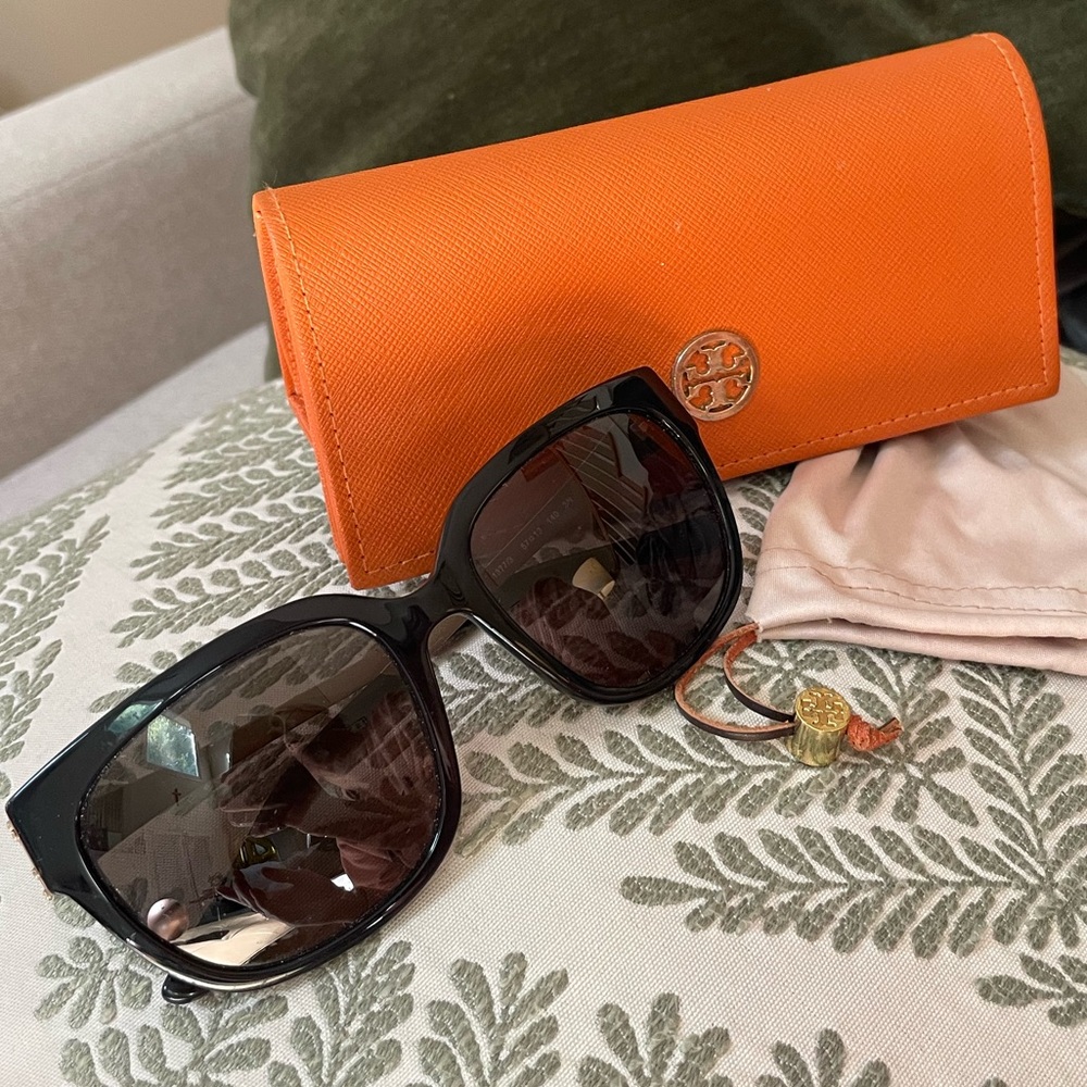 🧡Tory Burch🧡 Black Sunglasses with Bold Orange Case